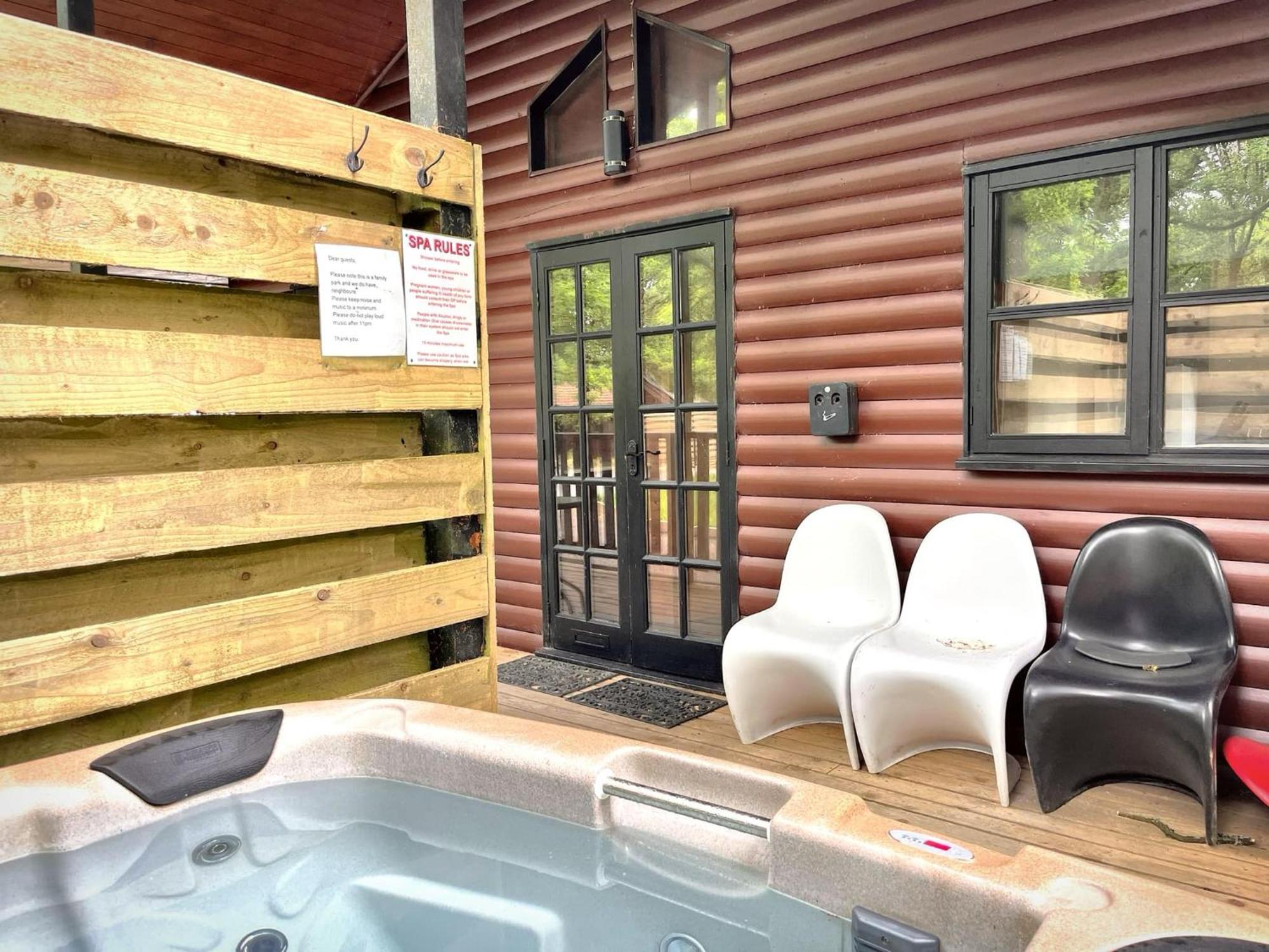 Goldcrest 3-Hot Tub-Woodland Lodges-Carmarthenshire-Tenby Buitenkant foto